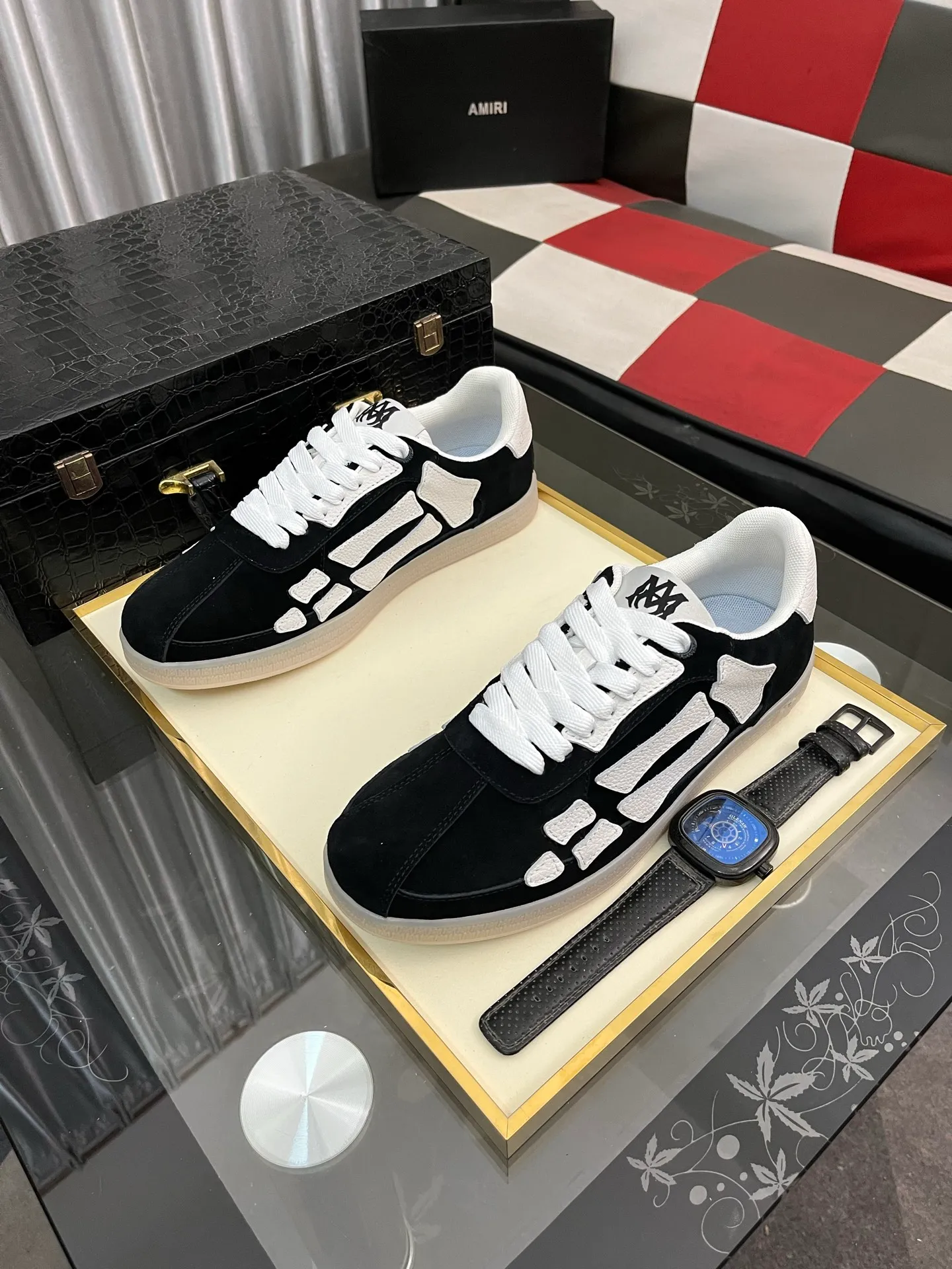 Men's shoes 💰420⌚️⌚️《AMIR*》New men's low-top casual sports sneakers bone shoes, another pair of irresistible bone shoes. Bone shoes are one of AMIRI's most popular items. They use first-layer cowhide uppers. The side bones are made of two cowhide laminations. They have a three-dimensional feel. The leather incisions are all oil-edged. Contrasting color design. Simple style. Fashionable sports. Customized metal LOGO nameplate to embellish shoelaces. Exclusive control of top version. Supports comparison. Breathable mesh lining Original rubber outsole A must-have item for daily leisure Suitable for various occasions Check it out if you are looking for high quality Super cool uppers Size: 38-445️⃣ Colors available